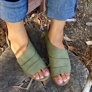 Green Cut Out Scrunched Peep Toe Sandals